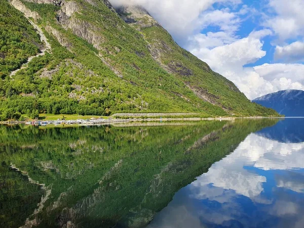 在峡湾蓝水中反射的天空和群山 Eidfjord — 图库照片