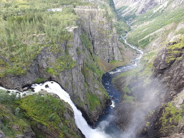 Paisagem Com Rio Uma Cachoeira Nas Montanhas Vringsfossen — Fotografia de Stock