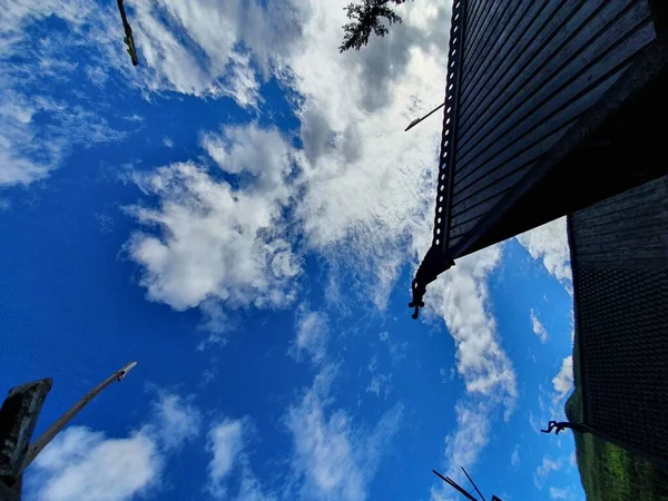 Siluetas Techos Madera Contra Cielo Azul Gol — Foto de Stock