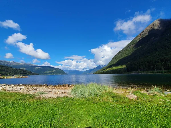 Paisaje Con Cielo Azul Pradera Verde Kinsarvik — Foto de Stock