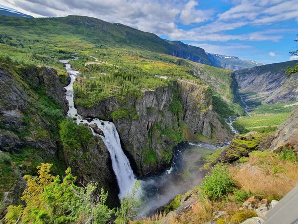 Gökyüzü, dağlar ve şelaleli manzara - Vringsfossen