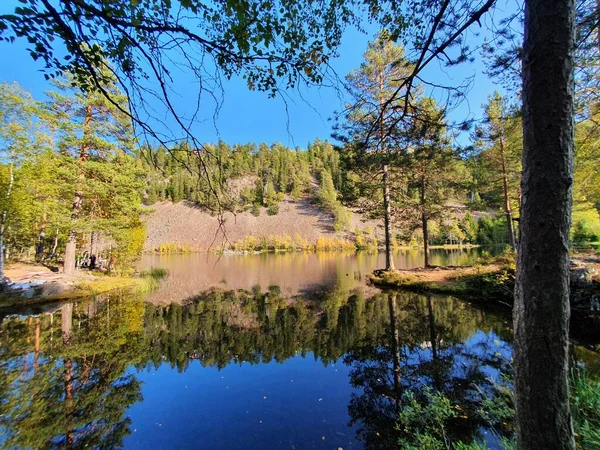 Odbicie Nieba Drzew Błękitnej Wodzie Oslo Jezioro Strmsdammen — Zdjęcie stockowe