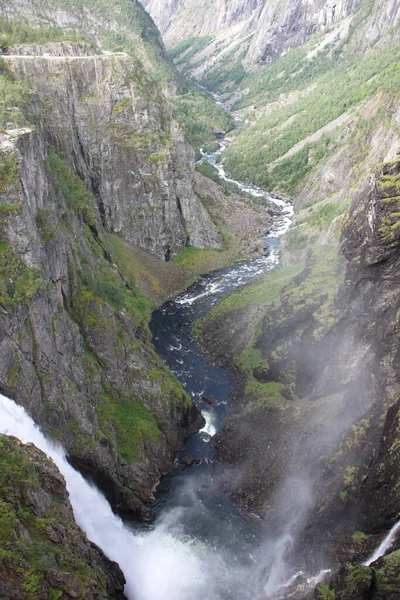 Rio Que Flui Entre Altas Montanhas Vringsfossen — Fotografia de Stock