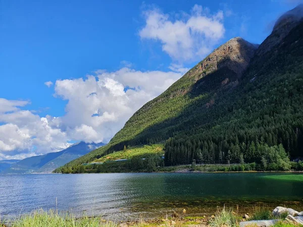 Paesaggio Con Montagne Uno Sfondo Del Cielo Blu Kinsarvik — Foto Stock