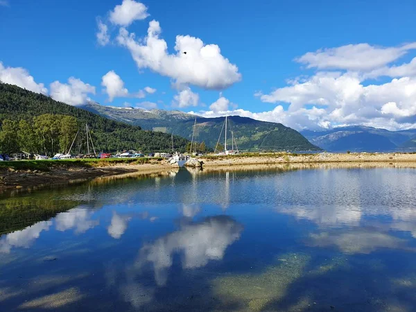 Reflejo Del Cielo Las Montañas Agua Azul Del Fiordo Kinsarvik —  Fotos de Stock