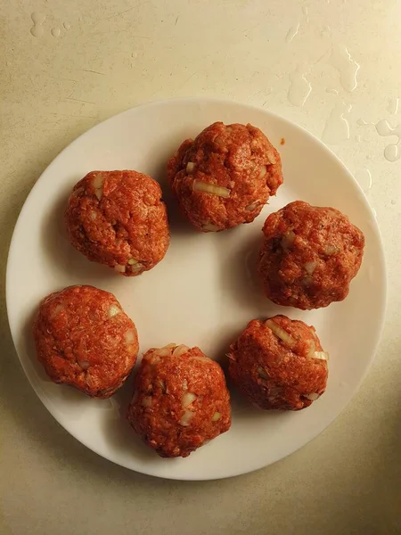 Ev yapımı kıymalı köfteler kızartılmaya hazır.