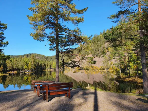 Pantulan Langit Dan Pegunungan Dalam Air Biru Oslo Danau Strmsdammen — Stok Foto