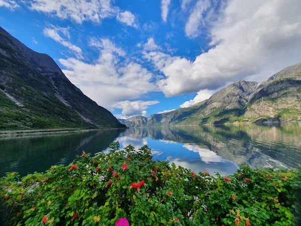 Odbicie Nieba Gór Błękitnej Wodzie Fiordu Eidfjord — Zdjęcie stockowe