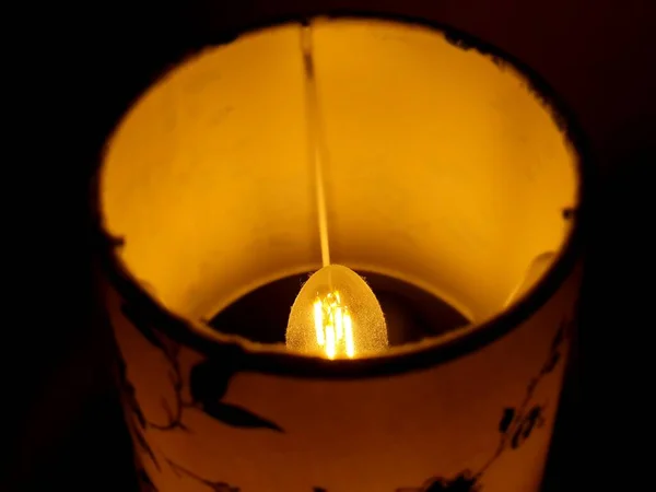 Желтый Свет Прикроватной Лампы — стоковое фото