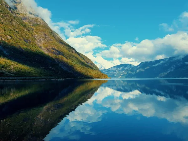 Gökyüzünün Dağların Yansıması Fiyordun Mavi Suyunda Eidfjord — Stok fotoğraf