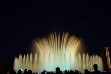 Montjuic, Barcelona, İspanya, 12 / 05 / 2017. Plaza Espaa yakınlarındaki gece gösterisi sırasında renkli su kaynaklarının fotoğrafı..