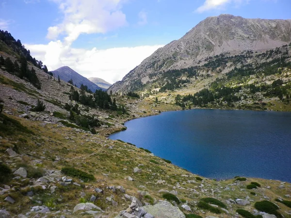 Lago Alta Montagna Una Giornata Sole Con Montagne Alle Spalle — Foto Stock