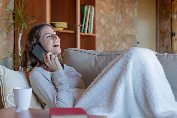 Junge Hübsche Brünette Frau Die Auf Dem Smartphone Spricht Sitzt — Stockfoto