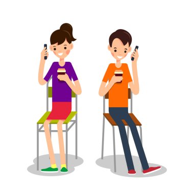 Kadın ve erkek oturur, kahve içer ve telefonda konuşurlar. Kadın ve erkek oturur, sıcak bir şeyler içer ve akıllı telefondan konuşurlar. Düz bir tasvir. Arkadaşlar kahve içer ve cep telefonuyla cevap verir. İzole edilmiş