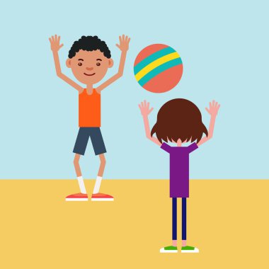 Erkek ve kız, spor sahasında birbirlerine şişme bir top fırlatırlar.