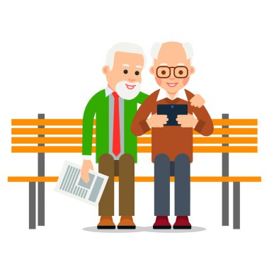 Tabletli yaşlı adam. İki yaşlı adam bankta oturuyor ve gülümsüyor dijital cihazın ekranında haberleri izliyorlar. Yaşlı işadamı cihaz kullanarak iletişim kurar. Görüntü düz bir şekilde izole edildi