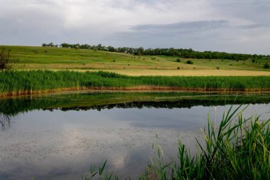 Aynaya benzeyen küçük bir rezervuarla manzara