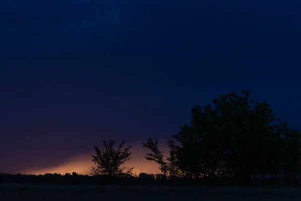 Ufukta orman yangını olan gece manzarası