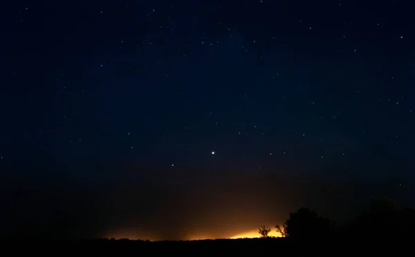Yanan bir alanın arka planındaki yıldızların fotoğrafı