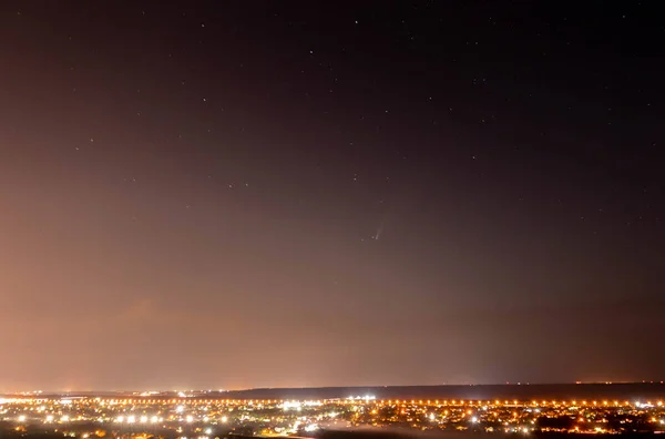 Gece şehrinde yıldızlar ve kuyruklu yıldızlar