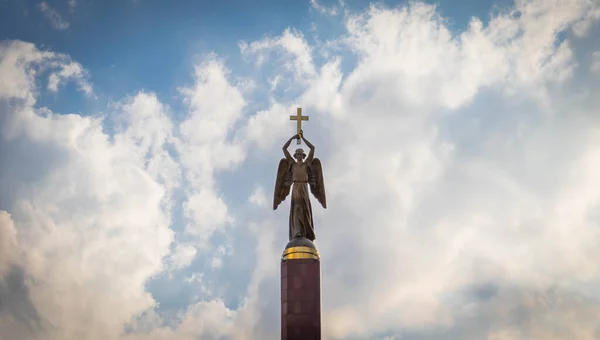 Bulutlu arkaplanda melek heykeli