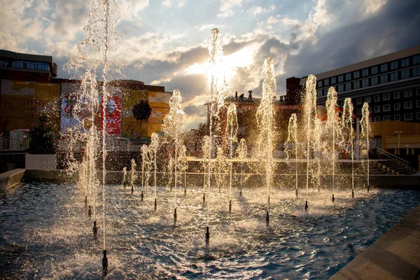 Gün batımında şehir çeşmesi