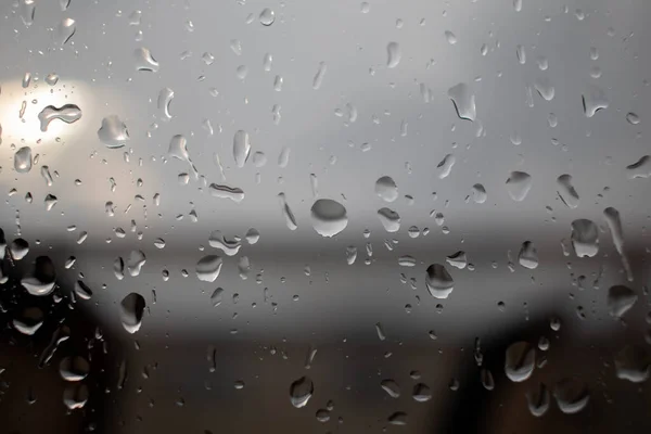 Yağmur yağarken cama düşer