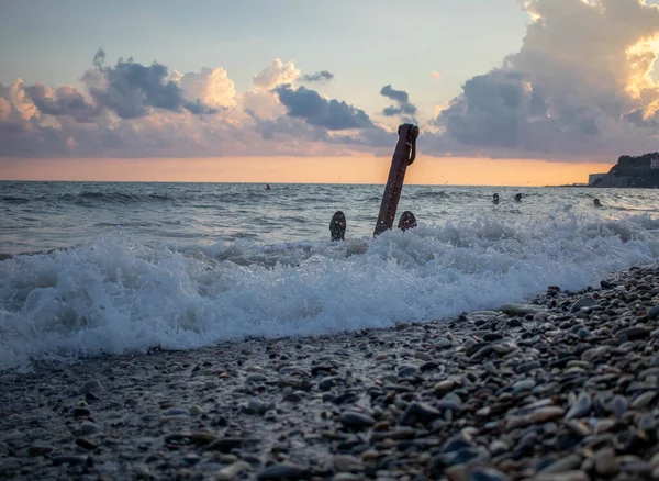 Gün batımının arka planına karşı denizdeki dayanak noktası