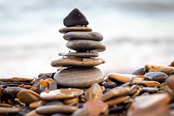 Sahilde gün batımında deniz taşları