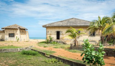 Afrika kıyısındaki eski binalar