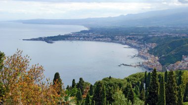 İtalya, Sicilya 'daki Giardini-Naxos körfezi ve kasabasındaki panoramik manzara