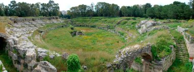 Sicilya, İtalya 'daki Syracuse arkeoloji parkındaki Roma amfitiyatrosunun kalıntıları.