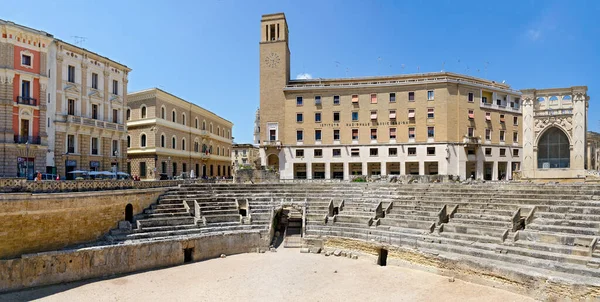 İtalya 'nın apulian kasabası Lecce' nin merkezindeki bir Roma amfitiyatrosunun kalıntıları.