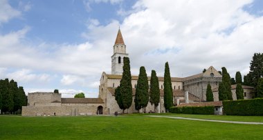 İtalya, Aquileia 'daki Santa Maria Assunta Bazilikasının panoramik görüntüsü