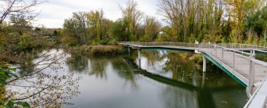 Avusturya 'nın sonbaharda Tulln kentindeki nehir ormanı su parkında bir su köprüsü.
