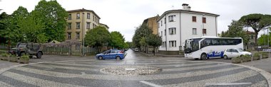 GORIZIA, İTALYA - 27 Nisan 2016: Turizm otobüsü, polis arabası ve askeri araçla İtalya-Sloven Piazza Transalpina sınırına bakın