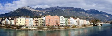 Innsbruck, Tirol, Avusturya 'daki Innsbruck kasabasında renkli ev cepheleriyle panoramik manzara ve dağ silsilesi 