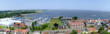 Almanya 'nın Barth kentindeki liman ve lagün (Bodden) boyunca panoramik manzara