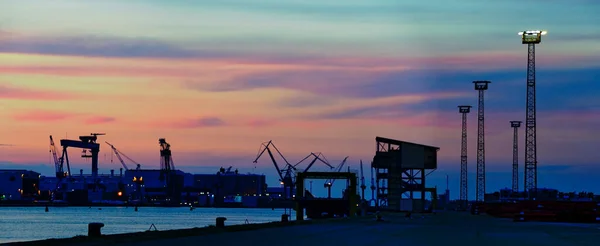 Silhouetten Der Maschinen Und Gebäude Rostocker Hafen Bei Sonnenuntergang — Stockfoto