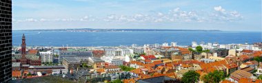 Helsingborg 'dan (İsveç) Helsingoer' e (Danimarka) deniz aşırı panoramik manzara dar Oeresund).