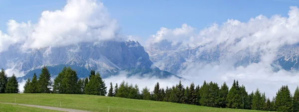 モンテエルモからセクストナー渓谷とセクストナーのドロマイトの曇った山々への眺め — ストック写真