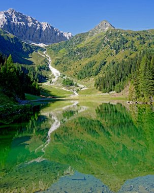 Klapfsee Gölü ve Porze Dağı, Carnic Alpleri 'nin bir parçası, Doğu Tirol, Avusturya