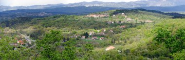 İtalya 'nın Sloven sınırı yakınlarındaki Monrupino çevresindeki manzaranın panoramik görüntüsü