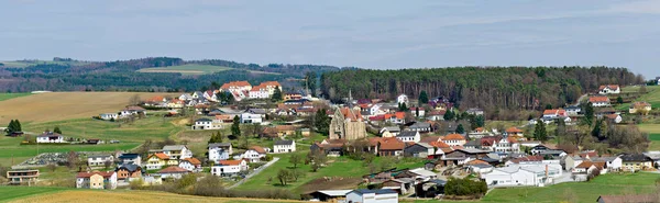 Panoramatický Výhled Obec Mariasdorf Slavným Farním Kostelem Nanebevzetí Panny Marie — Stock fotografie