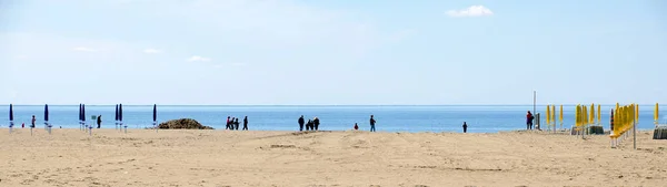 Песчаный Пляж Прогулочными Людьми Краю Адриатического Моря Градо Италия — стоковое фото
