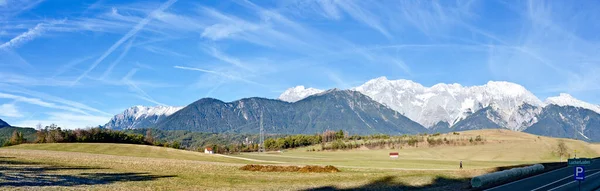 Vista Panorâmica Planalto Mieming Sem Neve Com Montanhas Mieminger Fundo — Fotografia de Stock