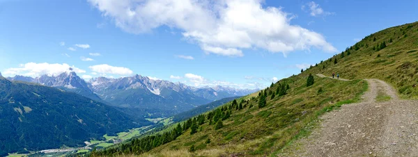 パステルヴァレーを眺めながら山を巡るツルンターラー山脈への道セクテン ドロマイト サウス ティロル アルト アルディージュ オーストリア イタリア — ストック写真
