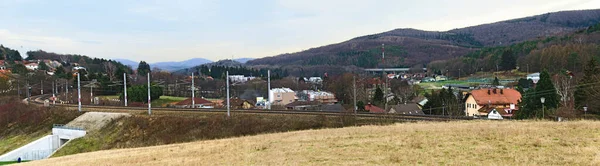 オーストリアのプレスバウム村のいわゆる西鉄道と橋Pfalzauの鉄道線と川 ウィーン やウィーンの谷 — ストック写真