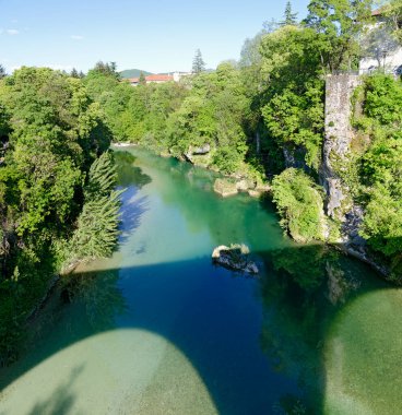 İtalya 'nın Cividale kentindeki Natisone nehri boyunca uzanan şeytani köprüden manzara