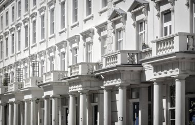 Pimlico, Londra, İngiltere ve İngiltere 'de sütunları ve balkonları olan beyaz saray ön cepheleri